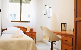 Amplio y luminoso apartamento cerca del centro y la playa con piscina y parking privado